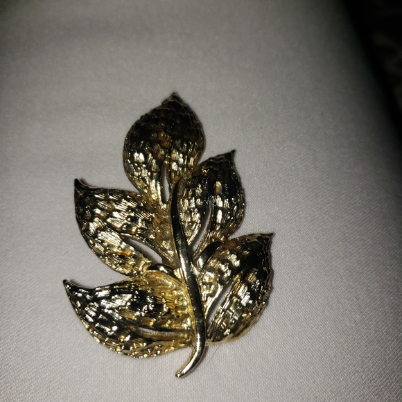Gorgeous Gold Tone Leaf Brooch Pin Unsigned - Picture 3 of 4